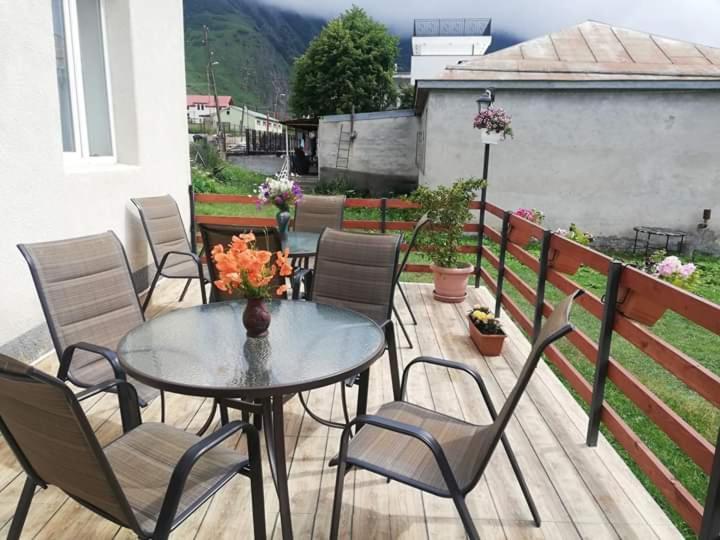Guest House Elguja Qushashvili Stepantsminda Exterior photo